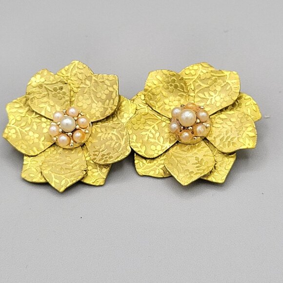 Vintage Textured Yellow Metal Floral Clip On Earrings Imitation Pearl Center - Picture 2 of 6